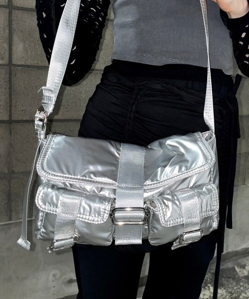 XU（エックスユー）の「ストリートファッション XU エックスユー metallic belt pocket bag メタリックベルトポケットバッグ ハンドバッグ ショルダーバッグ カバン 鞄 韓国ファッション 韓国ストリート（ショルダーバッグ・メンズ・シルバー/ブラック・ONE SIZE）」の11枚目の写真