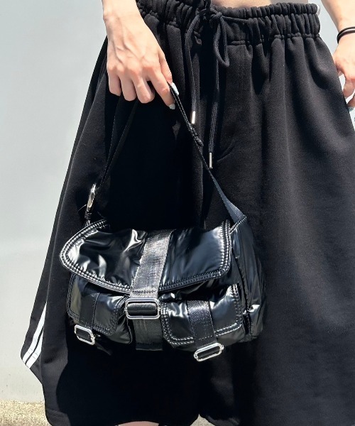 XU（エックスユー）の「ストリートファッション XU エックスユー metallic belt pocket bag メタリックベルトポケットバッグ ハンドバッグ ショルダーバッグ カバン 鞄 韓国ファッション 韓国ストリート（ショルダーバッグ・メンズ・シルバー/ブラック・ONE SIZE）」の9枚目の写真