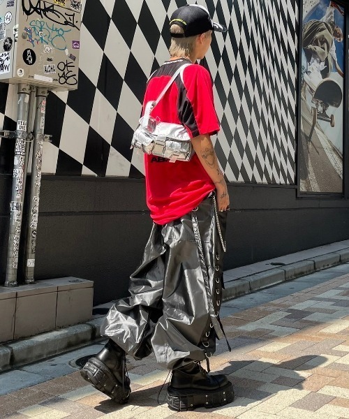 XU（エックスユー）の「ストリートファッション XU エックスユー metallic belt pocket bag メタリックベルトポケットバッグ ハンドバッグ ショルダーバッグ カバン 鞄 韓国ファッション 韓国ストリート（ショルダーバッグ・メンズ・シルバー/ブラック・ONE SIZE）」の12枚目の写真