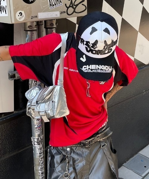 XU（エックスユー）の「ストリートファッション XU エックスユー metallic belt pocket bag メタリックベルトポケットバッグ ハンドバッグ ショルダーバッグ カバン 鞄 韓国ファッション 韓国ストリート（ショルダーバッグ・メンズ・シルバー/ブラック・ONE SIZE）」の13枚目の写真