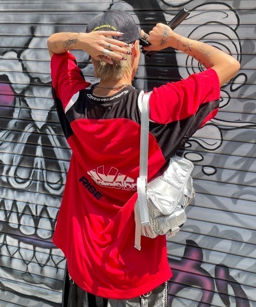 XU（エックスユー）の「ストリートファッション XU エックスユー metallic belt pocket bag メタリックベルトポケットバッグ ハンドバッグ ショルダーバッグ カバン 鞄 韓国ファッション 韓国ストリート（ショルダーバッグ・メンズ・シルバー/ブラック・ONE SIZE）」の14枚目の写真