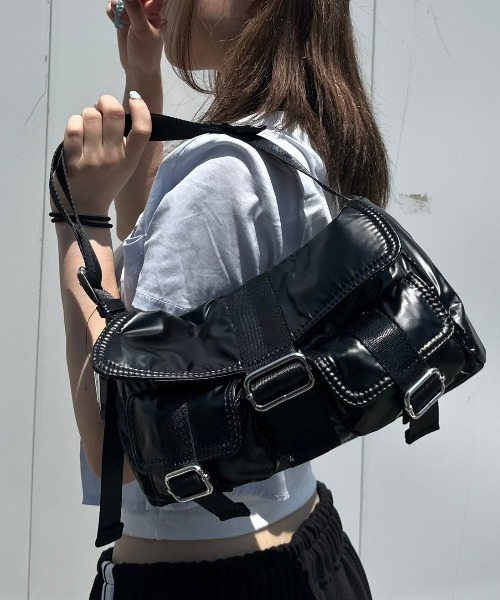 XU（エックスユー）の「ストリートファッション XU エックスユー metallic belt pocket bag メタリックベルトポケットバッグ ハンドバッグ ショルダーバッグ カバン 鞄 韓国ファッション 韓国ストリート（ショルダーバッグ・メンズ・シルバー/ブラック・ONE SIZE）」の8枚目の写真