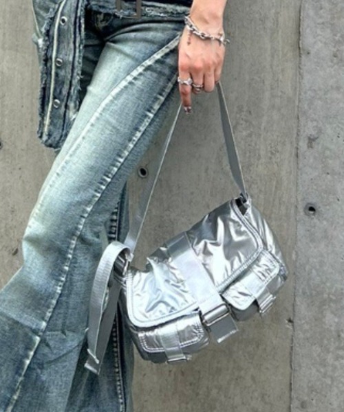 XU（エックスユー）の「ストリートファッション XU エックスユー metallic belt pocket bag メタリックベルトポケットバッグ ハンドバッグ ショルダーバッグ カバン 鞄 韓国ファッション 韓国ストリート（ショルダーバッグ・メンズ・シルバー/ブラック・ONE SIZE）」の18枚目の写真
