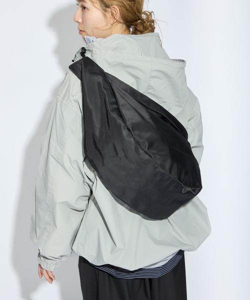 meltum(メルタム)の「【ZOZO限定】ROUND SHOULDER BAG(ショルダーバッグ・メンズ・ブラック/ブルー/オリーブ/アイボリー・FREE)」の6枚目の写真
