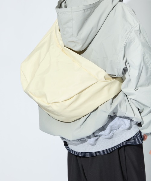 meltum(メルタム)の「【ZOZO限定】ROUND SHOULDER BAG(ショルダーバッグ・メンズ・ブラック/ブルー/オリーブ/アイボリー・FREE)」の5枚目の写真