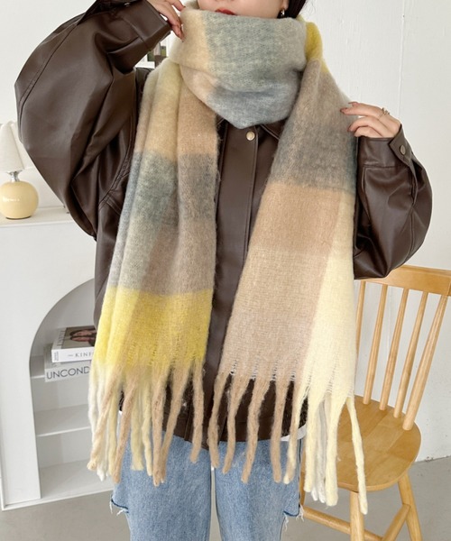 CLEA(クレア)の「マルチチェックボリュームフリンジマフラー(マフラー・レディース・オレンジ/イエロー/ブラウン/ブルー/ミント/ピンク/ライトピンク/パープル・FREE)」の5枚目の写真