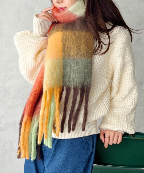 CLEA(クレア)の「マルチチェックボリュームフリンジマフラー(マフラー・レディース・オレンジ/イエロー/ブラウン/ブルー/ミント/ピンク/ライトピンク/パープル・FREE)」の8枚目の写真