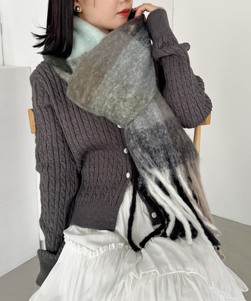 CLEA(クレア)の「マルチチェックボリュームフリンジマフラー(マフラー・レディース・オレンジ/イエロー/ブラウン/ブルー/ミント/ピンク/ライトピンク/パープル・FREE)」の3枚目の写真