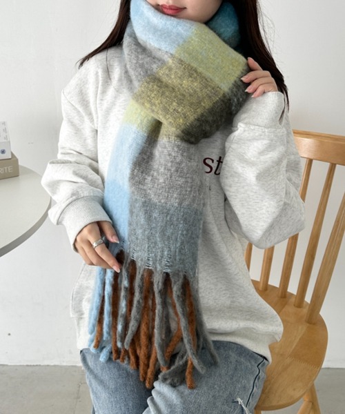 CLEA(クレア)の「マルチチェックボリュームフリンジマフラー(マフラー・レディース・オレンジ/イエロー/ミント/パープル/ブラウン/ピンク/ライトピンク/ブルー/ライトブルー/ピンクベージュ・FREE)」の1枚目の写真