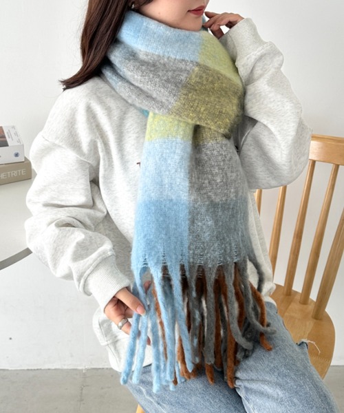 CLEA(クレア)の「マルチチェックボリュームフリンジマフラー(マフラー・レディース・オレンジ/イエロー/ブラウン/ブルー/ミント/ピンク/ライトピンク/パープル・FREE)」の11枚目の写真