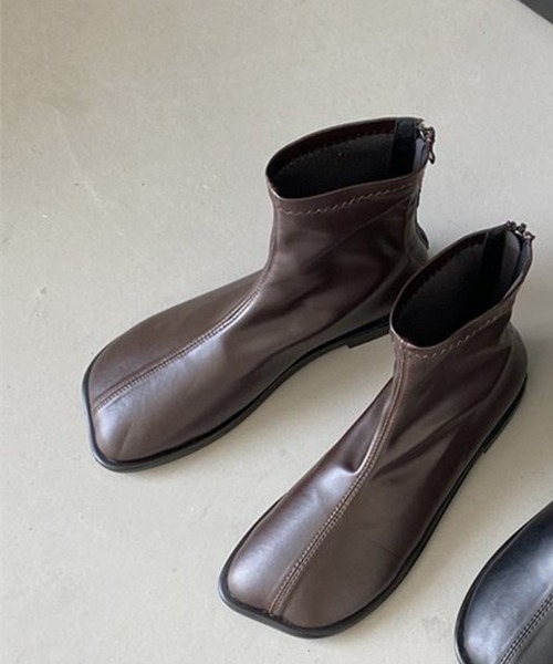 shoes365(シューズスリーシックスファイヴ)の「【shoes365】ソフトレザー スクエアトゥ フラットショートブーツ(ブーツ・レディース・ブラック/チョコ・22.5cm/23.0cm/23.5cm/24.0cm/24.5cm/25.0cm)」の2枚目の写真
