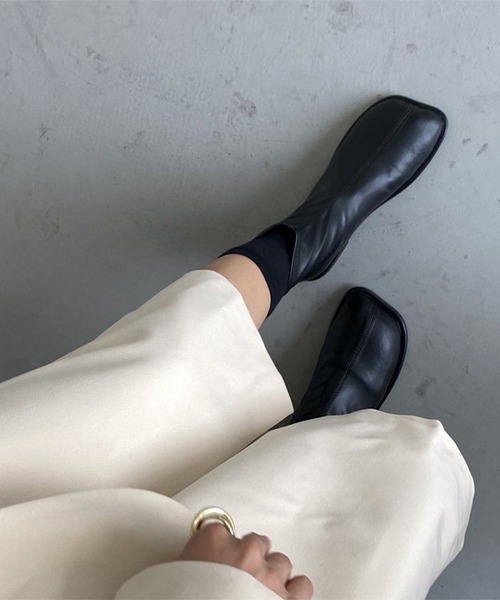 shoes365(シューズスリーシックスファイヴ)の「【shoes365】ソフトレザー スクエアトゥ フラットショートブーツ(ブーツ・レディース・ブラック/チョコ・22.5cm/23.0cm/23.5cm/24.0cm/24.5cm/25.0cm)」の1枚目の写真