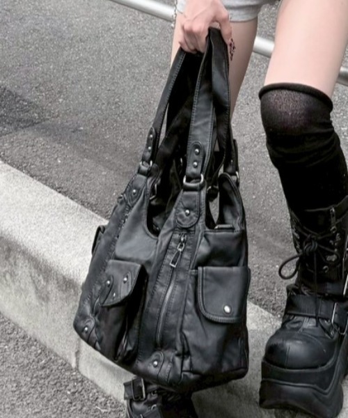 Never mind the XU / Chikashitsu+（ネバーマインド ザ エックスユー / チカシツプラス）の「【nmtc+】2way coating pocket shoulder bag / 【エヌエムティーシープラス】ツーウェイコーティングポケットショルダーバッグ＜着用動画あり＞（ショルダーバッグ・メンズ・ブラック・ONE SIZE）」の19枚目の写真