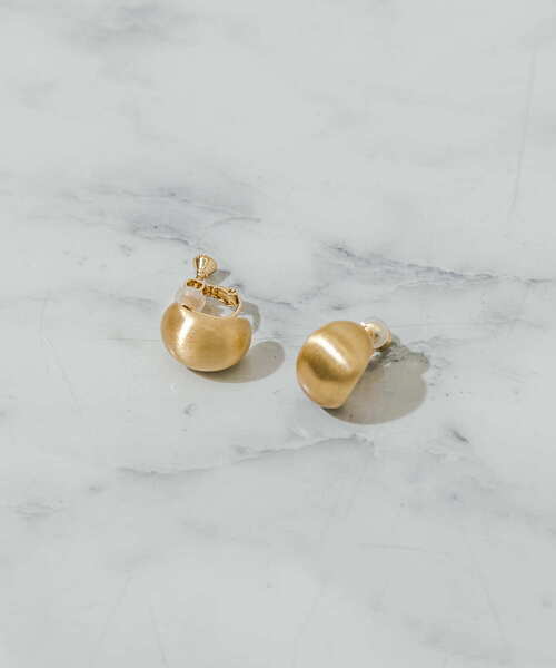 SMELLY（スメリー）の「プックリメタルマットイヤリング（イヤリング・レディース・ゴールド/シルバー・-）」の2枚目の写真