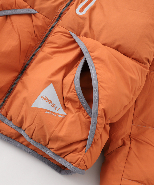 and wander（アンドワンダー）の「GRAMICCI × and wander Down Jacket GUJ4-F3000-M（ダウンジャケット/コート・メンズ・オレンジ/ブラック・MEDIUM/LARGE）」の6枚目の写真