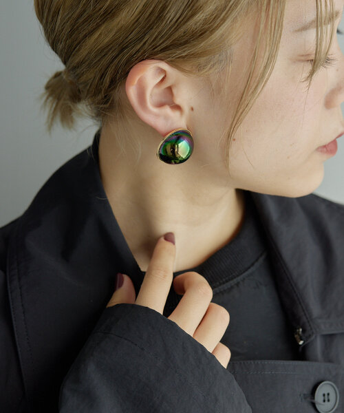 ear PAPILLONNER(イアパピヨネ)の「BIGオーロラカボションピアス(ピアス(両耳用)・レディース・ホワイト/ブラック・FREE)」の2枚目の写真