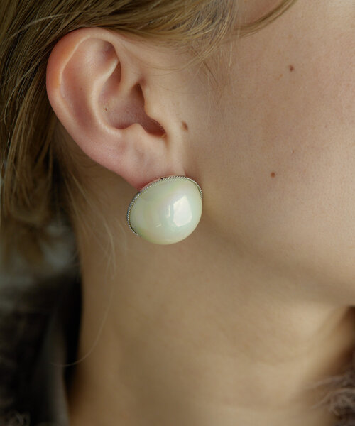 ear PAPILLONNER(イアパピヨネ)の「BIGオーロラカボションピアス(ピアス(両耳用)・レディース・ホワイト/ブラック・FREE)」の5枚目の写真
