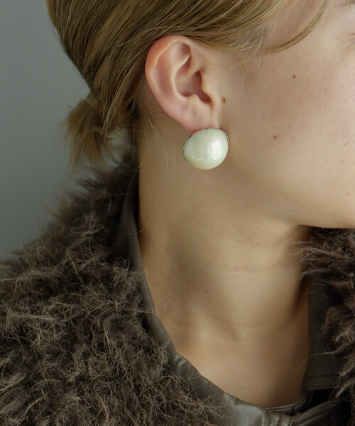 ear PAPILLONNER(イアパピヨネ)の「BIGオーロラカボションピアス(ピアス(両耳用)・レディース・ホワイト/ブラック・FREE)」の6枚目の写真