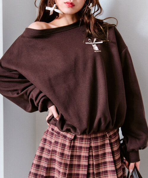 OLIVE des OLIVE(オリーブデオリーブ)の「ネコ刺繍ワンショルスウェット(Tシャツ/カットソー・レディース・オートミール/ピンク/ブラウン/ネイビー・FREE)」の2枚目の写真