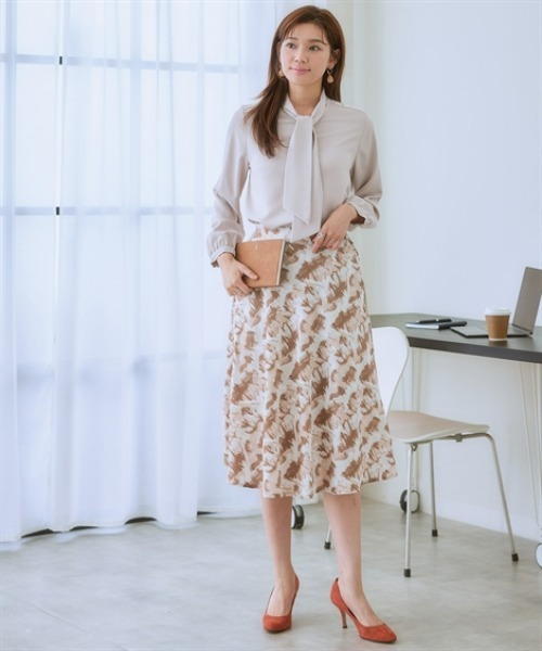 7days Life Styling(セブンデイズライフスタイリング)の「ストレッチパウダーサテンボウタイブラウス(しわになりにくい・速乾・洗濯機OK・UVカット)(シャツ/ブラウス・レディース・グレイッシュベージュ/オフホワイト/ネイビー/サックスブルー/ブルー・S/M/L/LL/4L/5L/3L/6L)」の16枚目の写真