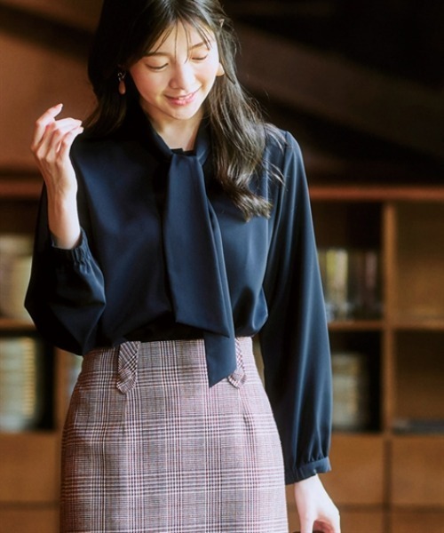 7days Life Styling(セブンデイズライフスタイリング)の「ストレッチパウダーサテンボウタイブラウス(しわになりにくい・速乾・洗濯機OK・UVカット)(シャツ/ブラウス・レディース・グレイッシュベージュ/オフホワイト/ネイビー/サックスブルー/ブルー・S/M/L/LL/4L/5L/3L/6L)」の20枚目の写真