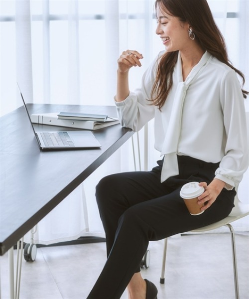 7days Life Styling(セブンデイズライフスタイリング)の「ストレッチパウダーサテンボウタイブラウス(しわになりにくい・速乾・洗濯機OK・UVカット)(シャツ/ブラウス・レディース・グレイッシュベージュ/オフホワイト/ネイビー/サックスブルー/ブルー・S/M/L/LL/4L/5L/3L/6L)」の8枚目の写真