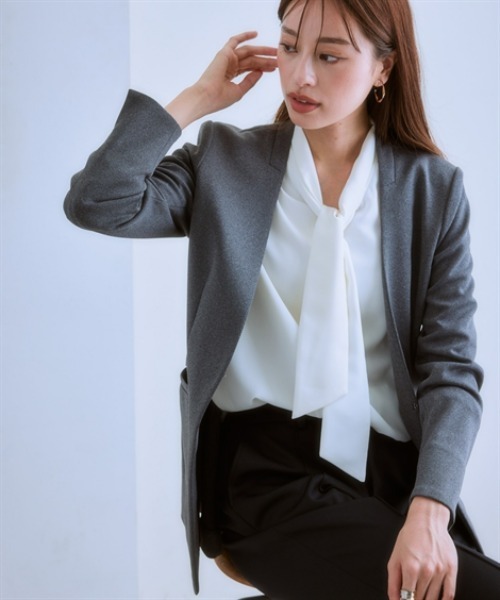 7days Life Styling(セブンデイズライフスタイリング)の「ストレッチパウダーサテンボウタイブラウス(しわになりにくい・速乾・洗濯機OK・UVカット)(シャツ/ブラウス・レディース・グレイッシュベージュ/オフホワイト/ネイビー/サックスブルー/ブルー・S/M/L/LL/4L/5L/3L/6L)」の9枚目の写真