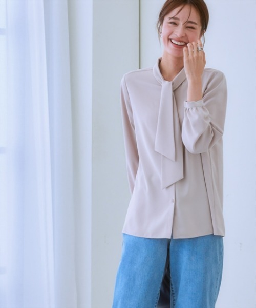 7days Life Styling(セブンデイズライフスタイリング)の「ストレッチパウダーサテンボウタイブラウス(しわになりにくい・速乾・洗濯機OK・UVカット)(シャツ/ブラウス・レディース・グレイッシュベージュ/オフホワイト/ネイビー/サックスブルー/ブルー・S/M/L/LL/4L/5L/3L/6L)」の11枚目の写真