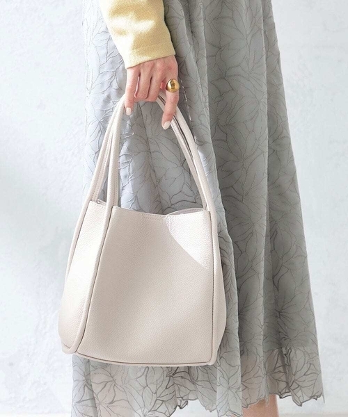 a.v.v（アーヴェヴェ）の「ソフトフェイクレザートート（トートバッグ・レディース・アイボリー/チャコールグレー・38）」の2枚目の写真