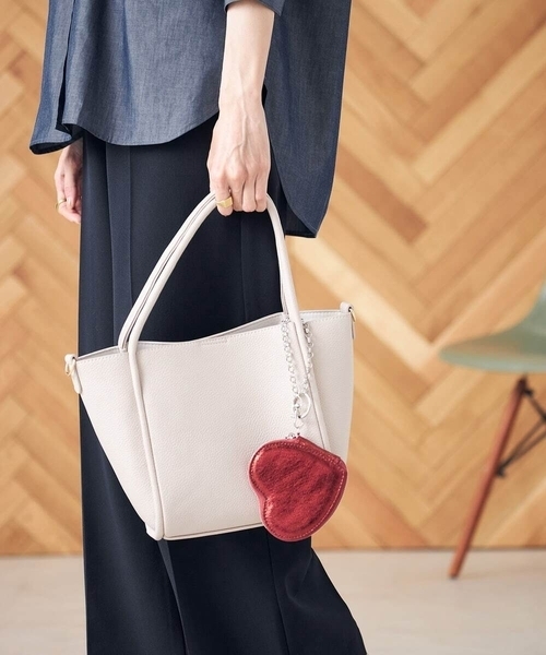 a.v.v（アーヴェヴェ）の「ソフトフェイクレザートート（トートバッグ・レディース・アイボリー/チャコールグレー・38）」の12枚目の写真