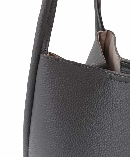 a.v.v（アーヴェヴェ）の「ソフトフェイクレザートート（トートバッグ・レディース・アイボリー/チャコールグレー・38）」の17枚目の写真