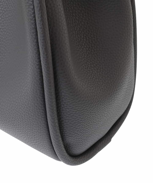 a.v.v（アーヴェヴェ）の「ソフトフェイクレザートート（トートバッグ・レディース・アイボリー/チャコールグレー・38）」の18枚目の写真