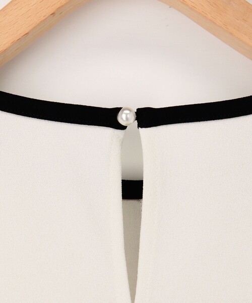 MICO COULIER（ミコクリエ）の「《オケージョン対応》カットジョーゼット配色ブラウス（シャツ/ブラウス・レディース・オフホワイト/ダークネイビー・38）」の13枚目の写真