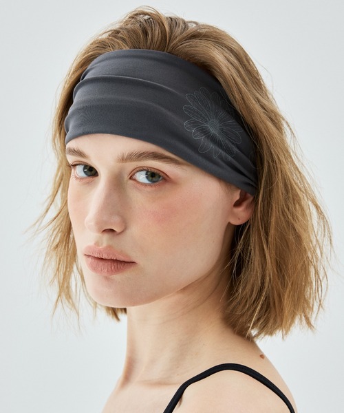 Mardi Mercredi(マルディメクルディ)の「BEURRE ULTIMATE COMFORT wide headband theflower / ブール アルティメット コンフォート ワイド ヘッドバンド ザフラワー(ヘアバンド・レディース・ベージュ/ピンク/カーキ/ネイビー/ブラック系その他/チャコール/ダークブルー/モカ/チャコールグレー/バーガンディー・FREE)」の3枚目の写真