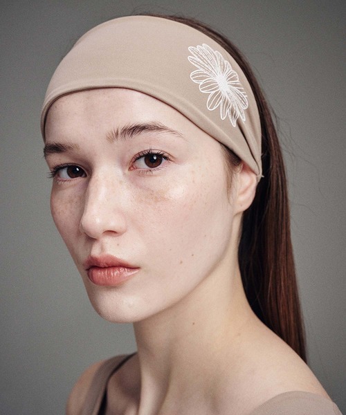 Mardi Mercredi（マルディメクルディ）の「BEURRE ULTIMATE COMFORT wide headband theflower（ヘアバンド・レディース・ベージュ/ピンク/カーキ/ネイビー/ブラック系その他/チャコール/ダークブルー・FREE）」の13枚目の写真