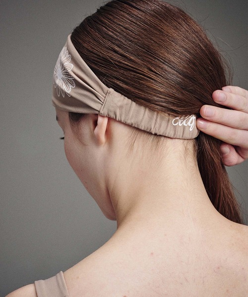 Mardi Mercredi（マルディメクルディ）の「BEURRE ULTIMATE COMFORT wide headband theflower（ヘアバンド・レディース・ベージュ/ピンク/カーキ/ネイビー/ブラック系その他/チャコール/ダークブルー・FREE）」の14枚目の写真