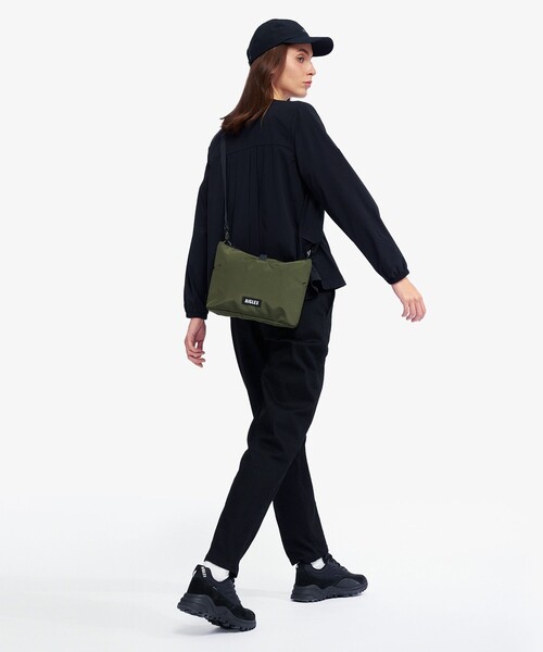AIGLE（エーグル）の「撥水 サコッシュ ショルダーバッグ（ショルダーバッグ・レディース・ブラック/モスグリーン・FREE）」の3枚目の写真