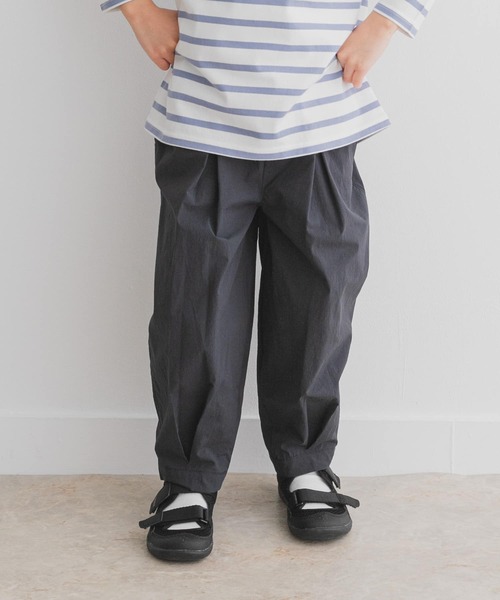 URBAN RESEARCH DOORS（アーバンリサーチドアーズ）の「『WEB/一部店舗限定サイズ』撥水タックワイドパンツ(KIDS)（その他パンツ・キッズ・スミクロ/カーキ・105/150/120/135）」の2枚目の写真
