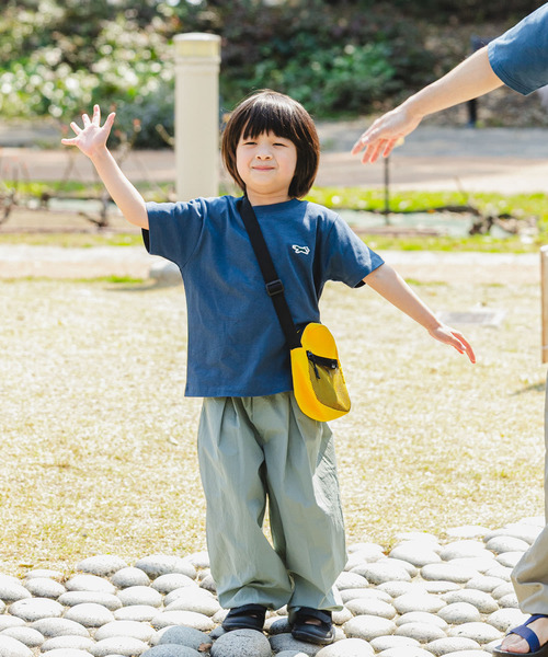 URBAN RESEARCH DOORS（アーバンリサーチドアーズ）の「『WEB/一部店舗限定サイズ』撥水タックワイドパンツ(KIDS)（その他パンツ・キッズ・スミクロ/カーキ・105/150/120/135）」の5枚目の写真