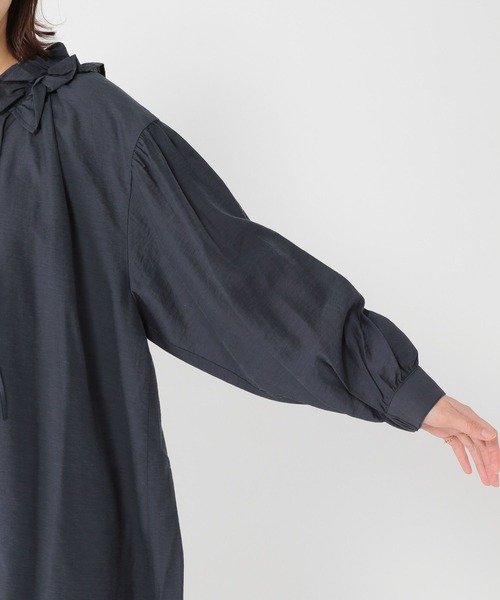 studio CLIP（スタディオクリップ）の「フリルカラーチュニック丈ワンピース（ワンピース・レディース・ネイビー/モカ・FREE）」の19枚目の写真