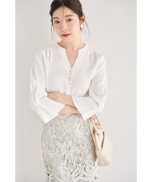 tocco closet(トッコ クローゼット)の「パール付きスキッパータックスリーブブラウス(シャツ/ブラウス・レディース・その他/オフホワイト/ネイビー/その他1・M)」の2枚目の写真