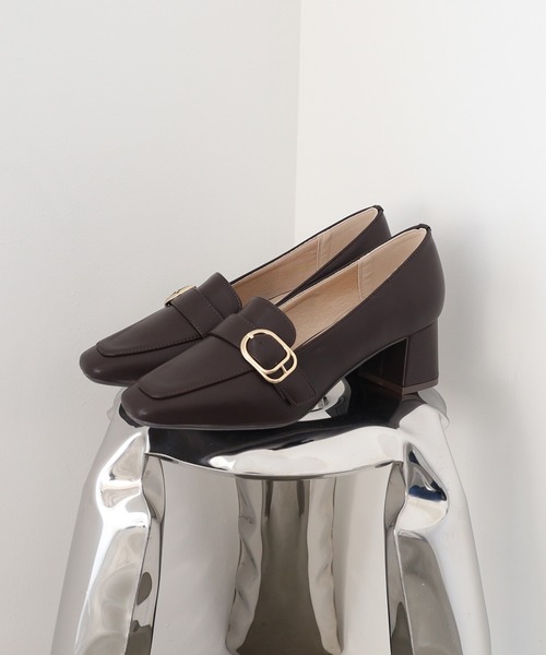 TRUDEA(トルディア)の「ベルトデザインヒールパンプス(パンプス・レディース・ブラウン/アイボリー/ブラック/グレイッシュベージュ/モカ・SMALL/MEDIUM/LARGE)」の3枚目の写真