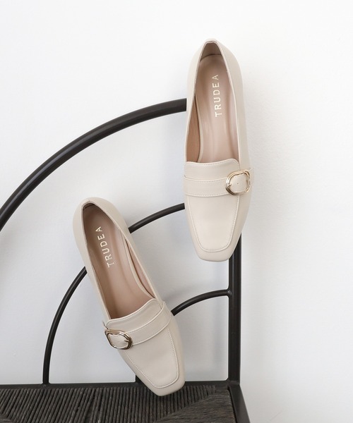 TRUDEA(トルディア)の「ベルトデザインヒールパンプス(パンプス・レディース・ブラウン/アイボリー/ブラック/グレイッシュベージュ/モカ・SMALL/MEDIUM/LARGE)」の2枚目の写真