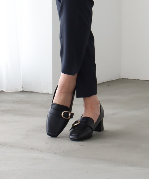 TRUDEA(トルディア)の「ベルトデザインヒールパンプス(パンプス・レディース・ブラウン/アイボリー/ブラック/グレイッシュベージュ/モカ・SMALL/MEDIUM/LARGE)」の6枚目の写真