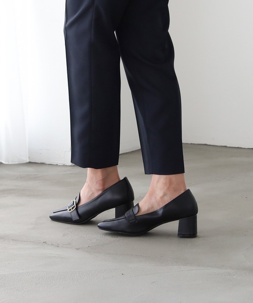 TRUDEA(トルディア)の「ベルトデザインヒールパンプス(パンプス・レディース・ブラウン/アイボリー/ブラック/グレイッシュベージュ/モカ・SMALL/MEDIUM/LARGE)」の7枚目の写真