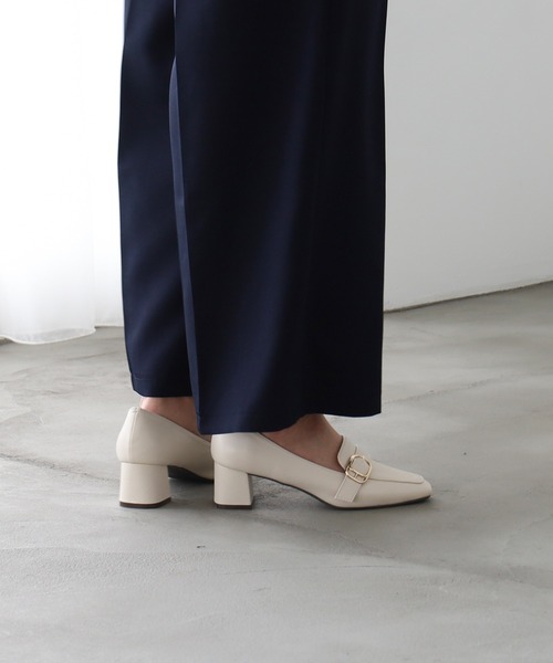 TRUDEA(トルディア)の「ベルトデザインヒールパンプス(パンプス・レディース・ブラウン/アイボリー/ブラック/グレイッシュベージュ/モカ・SMALL/MEDIUM/LARGE)」の11枚目の写真