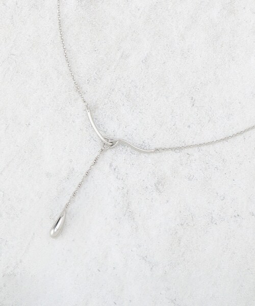 OPAQUE.CLIP（オペークドットクリップ）の「Y字メタルスライドネックレス（ネックレス・レディース・ゴールド/シルバー・00）」の2枚目の写真