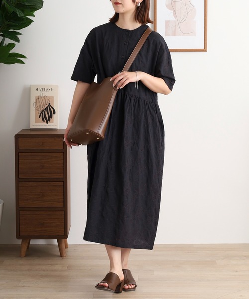 Emago コットンリネンレモンとオレンジ総柄刺繍ワンピース　ホワイト×ブラック PONT DE CHALONS｜ラミー コットン フレンチ ワンピース 22330118-rf