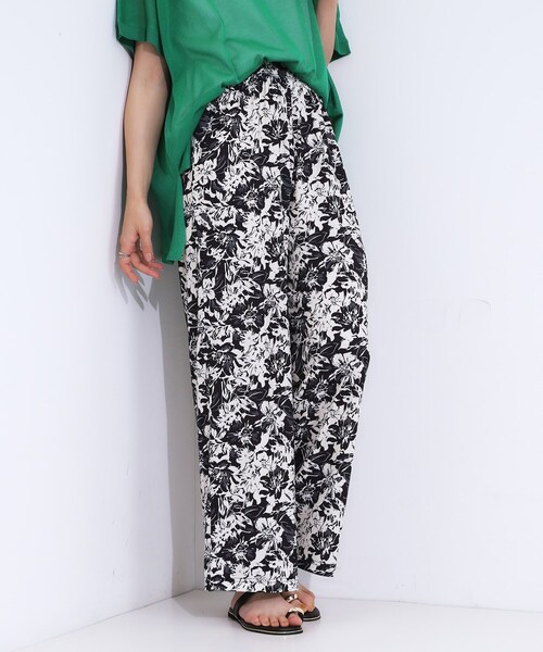 SHOO・LA・RUE(シューラルー)の「【S-LL/ひんやり/選べる2柄】大人のリラックスコーデに プリント柄パンツ(その他パンツ・レディース・チャコールグレー/ネイビー/ブラウン系7/ブラック系6・04/01/02/03)」の2枚目の写真