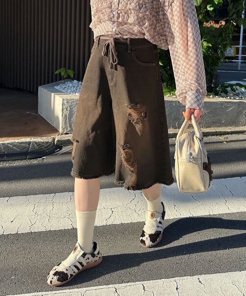 CIAOPANIC(チャオパニック)の「オーバーダイダメージハーフデニムパンツ(その他パンツ・レディース・ブラウン/ベージュ・ONE SIZE)」の3枚目の写真